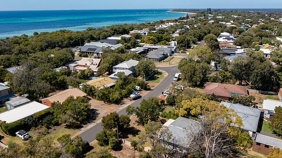 28 PEPPERMINT GROVE 007